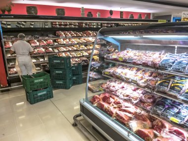 Marlia, So Paulo, Brezilya, 19 Nisan 2019. Marilia kentinde bir süpermarkette insanlar, Sao Paulo eyaletinin ortabatı bölgesi, Brezilya