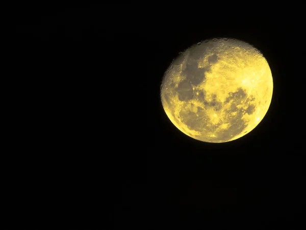 消逝的月亮 在晴朗的天空中方向的圆月 — 图库照片