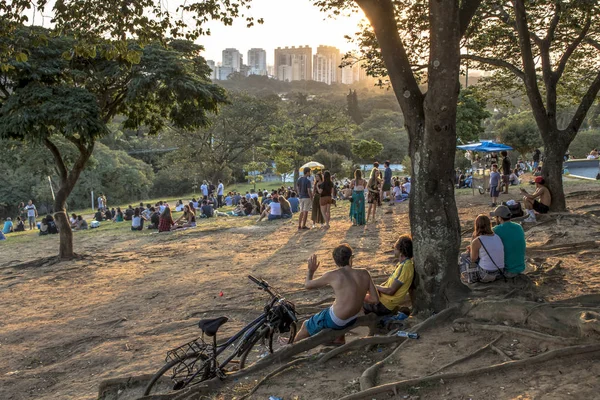 Sao Paulo Brazylia Styczeń 2019 Ludzie Czekają Zachodzie Słońca Placu — Zdjęcie stockowe