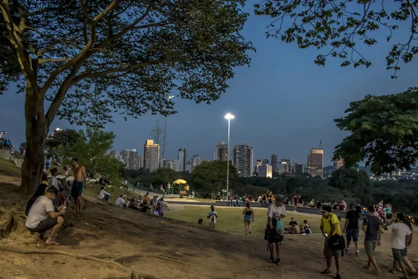 Sao Paulo Brazylia Styczeń 2019 Ludzie Czekają Zachodzie Słońca Placu — Zdjęcie stockowe