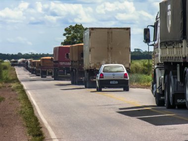 Mato Grosso, Brezilya, 24 Nisan 2005. Kamyon kırsal yolda art arda durdu