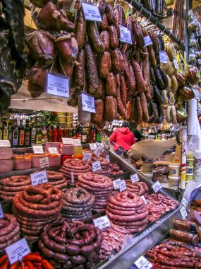 Sao Paulo, Brezilya, 30 Ağustos 2003 Sao Paulo Belediye Pazarı'nda bir büfe önünde işçiler ve müşteriler, Ayrıca Cantareira Belediye Pazarı olarak bilinen, Sao Paulo merkezi bölgesinde