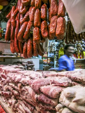 Sao Paulo, Brezilya, 30 Ağustos 2003 Sao Paulo Belediye Pazarı'nda bir büfe önünde işçiler ve müşteriler, Ayrıca Cantareira Belediye Pazarı olarak bilinen, Sao Paulo merkezi bölgesinde