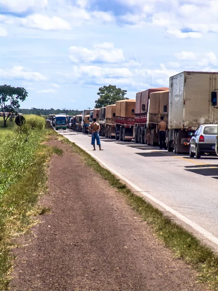 Mato Grosso, Brezilya, 24 Nisan 2005. Kamyon kırsal yolda art arda durdu