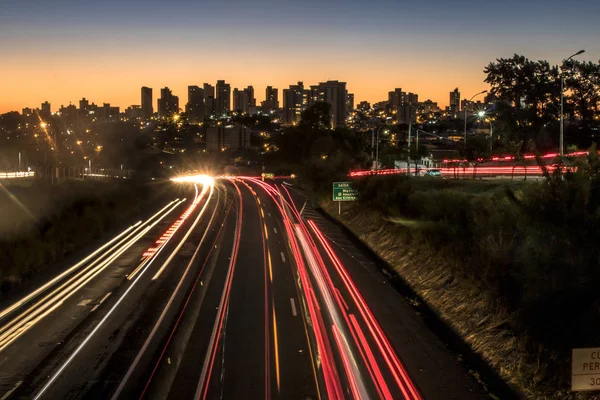 2019年6月12日 ブラジル サンパウロ マリア 294の車両交通によって引き起こされる光のトレイル マルリアのダウンタウンからの建物を背景にしたコマンダンテ ジョアン リベイロ バロス ハイウェイ — ストック写真