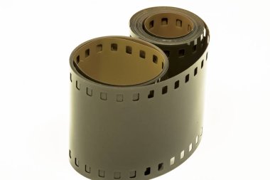 Beyaz arka planda haddelenmiş gelişmemiş film şeridi