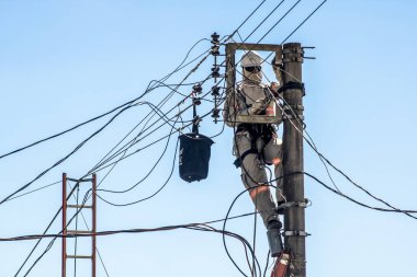 Marilia, Sao Paulo, Brezilya, Mayıs 26, 2019. İşçiler, Mrilia 'nın merkezindeki bir sokakta elektrik şebekesi alışverişi ve bakım bozdurma,