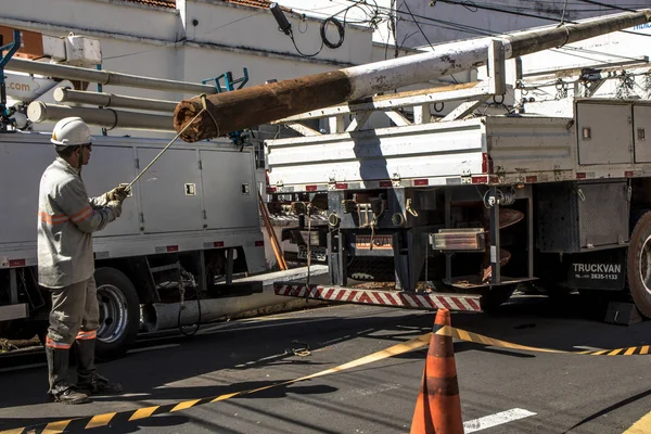 Marilia, Sao Paulo, Brezilya, Mayıs 26, 2019. İşçiler, Mrilia 'nın merkezindeki bir sokakta elektrik şebekesi alışverişi ve bakım bozdurma,