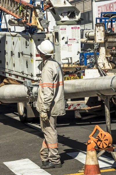 Marilia, Sao Paulo, Brezilya, Mayıs 26, 2019. İşçiler, Mrilia 'nın merkezindeki bir sokakta elektrik şebekesi alışverişi ve bakım bozdurma,