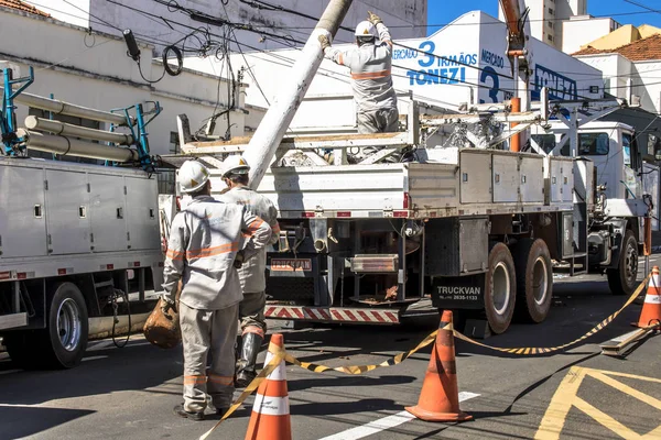 Marilia, Sao Paulo, Brezilya, Mayıs 26, 2019. İşçiler, Mrilia 'nın merkezindeki bir sokakta elektrik şebekesi alışverişi ve bakım bozdurma,