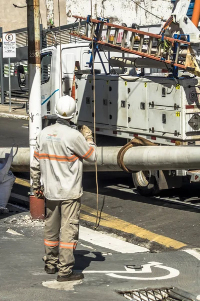 Marilia, Sao Paulo, Brezilya, Mayıs 26, 2019. İşçiler, Mrilia 'nın merkezindeki bir sokakta elektrik şebekesi alışverişi ve bakım bozdurma,
