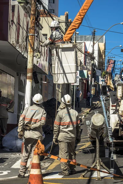 Marilia, Sao Paulo, Brezilya, Mayıs 26, 2019. İşçiler, Mrilia 'nın merkezindeki bir sokakta elektrik şebekesi alışverişi ve bakım bozdurma,