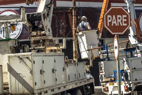 Marilia, Sao Paulo, Brezilya, Mayıs 26, 2019. İşçiler, Mrilia 'nın merkezindeki bir sokakta elektrik şebekesi alışverişi ve bakım bozdurma,