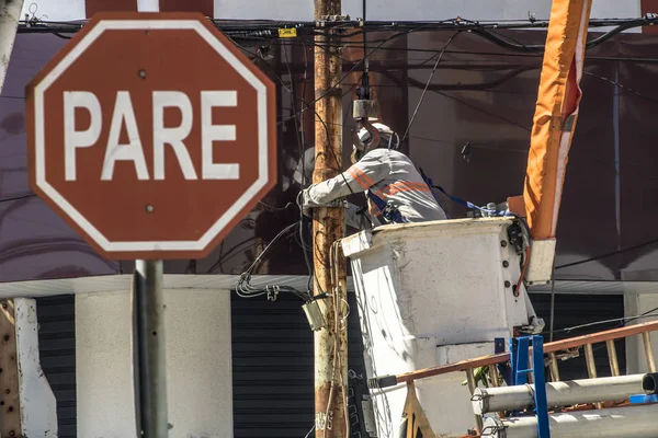 Marilia, Sao Paulo, Brezilya, Mayıs 26, 2019. İşçiler, Mrilia 'nın merkezindeki bir sokakta elektrik şebekesi alışverişi ve bakım bozdurma,