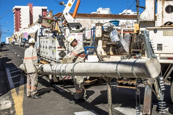 Marilia, Sao Paulo, Brezilya, Mayıs 26, 2019. İşçiler, Mrilia 'nın merkezindeki bir sokakta elektrik şebekesi alışverişi ve bakım bozdurma,