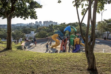 Sao Paulo, Brezilya, Ocak 2019. İnsanlar Sunset Meydanı 'ndan veya Portekiz Praca Por do Sol güzel mahallede Vila Madalena gün batımı zaman beklemek