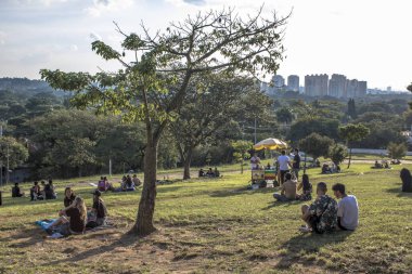 Sao Paulo, Brezilya, Ocak 2019. İnsanlar Sunset Meydanı 'ndan veya Portekiz Praca Por do Sol güzel mahallede Vila Madalena gün batımı zaman beklemek