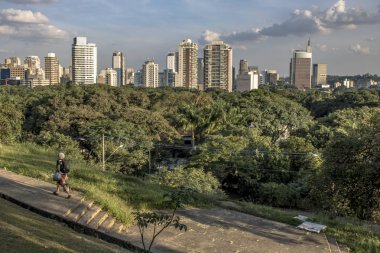Sao Paulo, Brezilya, Ocak 2019. İnsanlar Sunset Meydanı 'ndan veya Portekiz Praca Por do Sol güzel mahallede Vila Madalena gün batımı zaman beklemek