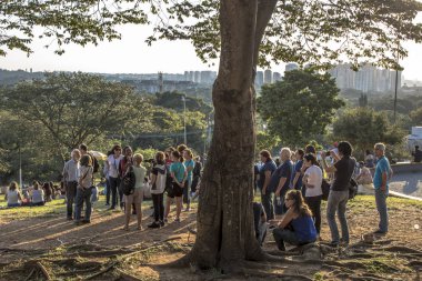 Sao Paulo, Brezilya, Ocak 2019. İnsanlar Sunset Meydanı 'ndan veya Portekiz Praca Por do Sol güzel mahallede Vila Madalena gün batımı zaman beklemek
