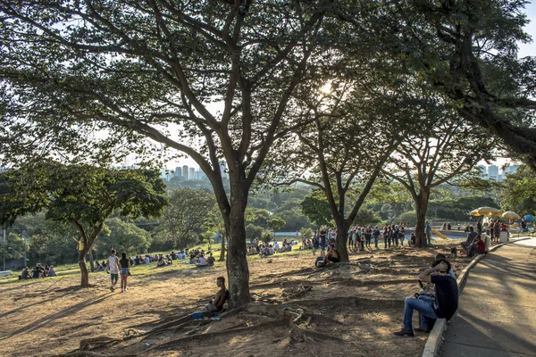 Sao Paulo Brazylia Styczeń 2019 Ludzie Czekają Zachodzie Słońca Placu — Zdjęcie stockowe