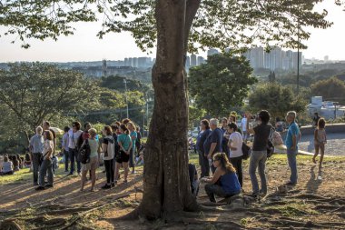 Sao Paulo, Brezilya, Ocak 2019. İnsanlar Sunset Meydanı 'ndan veya Portekiz Praca Por do Sol güzel mahallede Vila Madalena gün batımı zaman beklemek