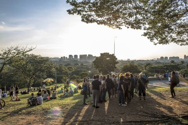 Sao Paulo, Brezilya, Ocak 2019. İnsanlar Sunset Meydanı 'ndan veya Portekiz Praca Por do Sol güzel mahallede Vila Madalena gün batımı zaman beklemek