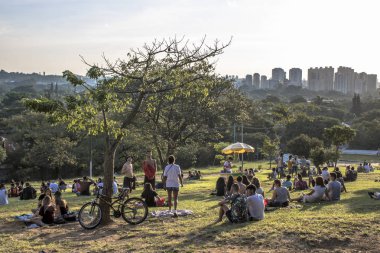Sao Paulo, Brezilya, Ocak 2019. İnsanlar Sunset Meydanı 'ndan veya Portekiz Praca Por do Sol güzel mahallede Vila Madalena gün batımı zaman beklemek