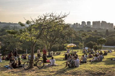 Sao Paulo, Brezilya, Ocak 2019. İnsanlar Sunset Meydanı 'ndan veya Portekiz Praca Por do Sol güzel mahallede Vila Madalena gün batımı zaman beklemek