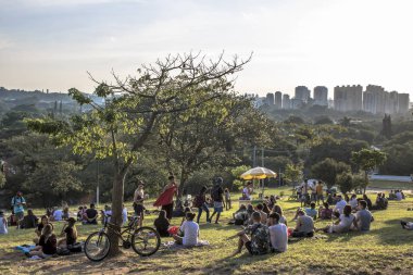 Sao Paulo, Brezilya, Ocak 2019. İnsanlar Sunset Meydanı 'ndan veya Portekiz Praca Por do Sol güzel mahallede Vila Madalena gün batımı zaman beklemek