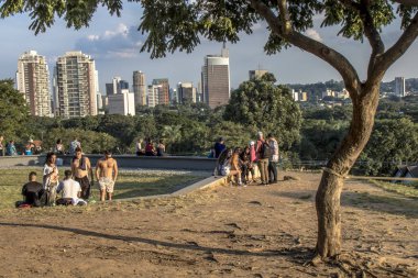 Sao Paulo, Brezilya, Ocak 2019. İnsanlar Sunset Meydanı 'ndan veya Portekiz Praca Por do Sol güzel mahallede Vila Madalena gün batımı zaman beklemek