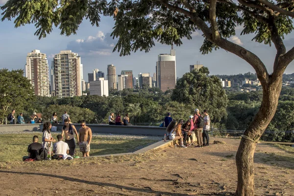 Sao Paulo Brazylia Styczeń 2019 Ludzie Czekają Zachodzie Słońca Placu — Zdjęcie stockowe