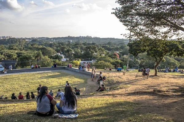 巴西圣保罗 2019年1月 人们等待日落时间的日落广场或在葡萄牙普拉卡波尔索尔在漂亮的邻里维拉马达莱纳 — 图库照片