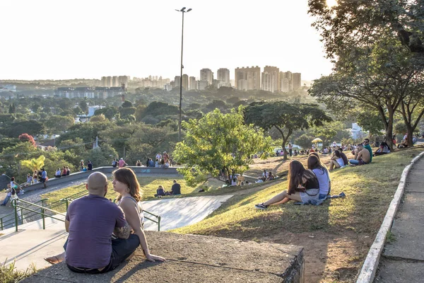 Sao Paulo Brazylia Styczeń 2019 Ludzie Czekają Zachodzie Słońca Placu — Zdjęcie stockowe