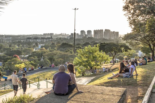 Sao Paulo Brazylia Styczeń 2019 Ludzie Czekają Zachodzie Słońca Placu — Zdjęcie stockowe