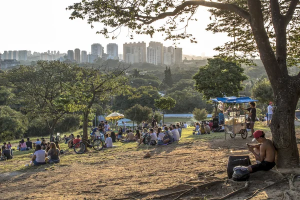 Sao Paulo Brazylia Styczeń 2019 Ludzie Czekają Zachodzie Słońca Placu — Zdjęcie stockowe