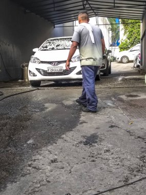 Sao Paulo, Brezilya, 13 Mayıs 2019. Sao Paulo güneyinde bir benzin istasyonu yıkayıcı manuel araba yıkama