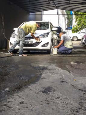 Sao Paulo, Brezilya, 13 Mayıs 2019. Sao Paulo güneyinde bir benzin istasyonu yıkayıcı manuel araba yıkama