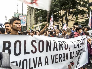Sao Paulo, Brezilya, 15 Mayıs, 2019. Öğrenciler ve öğretmenler eğitim kesintileri karşı Cumhurbaşkanı Jair Bolsonaro federal hükümeti tarafından, Paulista Avenue, Sao Paulo Merkezi bölge tarafından yapılan gösteri.