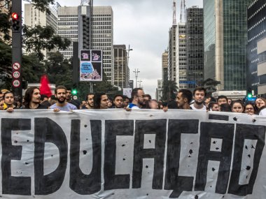 Sao Paulo, Brezilya, 15 Mayıs, 2019. Öğrenciler ve öğretmenler eğitim kesintileri karşı Cumhurbaşkanı Jair Bolsonaro federal hükümeti tarafından, Paulista Avenue, Sao Paulo Merkezi bölge tarafından yapılan gösteri.