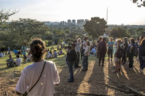 Sao Paulo Brazylia Styczeń 2019 Ludzie Czekają Zachodzie Słońca Placu — Zdjęcie stockowe