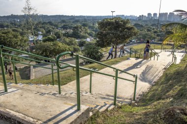 Sao Paulo, Brezilya, Ocak 2019. İnsanlar Sunset Meydanı 'ndan veya Portekiz Praca Por do Sol güzel mahallede Vila Madalena gün batımı zaman beklemek