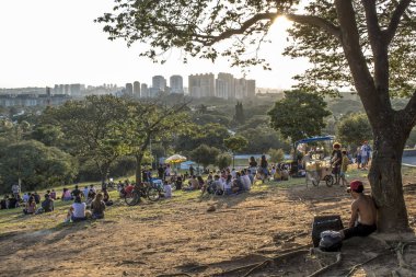 Sao Paulo, Brezilya, Ocak 2019. İnsanlar Sunset Meydanı 'ndan veya Portekiz Praca Por do Sol güzel mahallede Vila Madalena gün batımı zaman beklemek