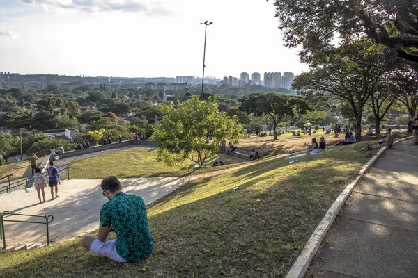 Sao Paulo Brazylia Styczeń 2019 Ludzie Czekają Zachodzie Słońca Placu — Zdjęcie stockowe