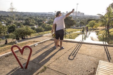 Sao Paulo, Brezilya, Ocak 2019. İnsanlar Sunset Meydanı 'ndan veya Portekiz Praca Por do Sol güzel mahallede Vila Madalena gün batımı zaman beklemek