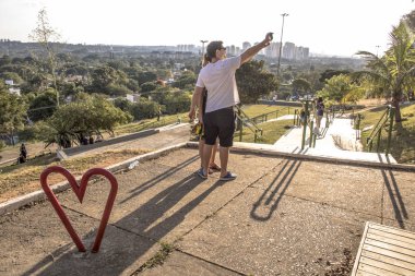 Sao Paulo, Brezilya, Ocak 2019. İnsanlar Sunset Meydanı 'ndan veya Portekiz Praca Por do Sol güzel mahallede Vila Madalena gün batımı zaman beklemek