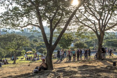 Sao Paulo, Brezilya, Ocak 2019. İnsanlar Sunset Meydanı 'ndan veya Portekiz Praca Por do Sol güzel mahallede Vila Madalena gün batımı zaman beklemek