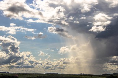 Brezilya'da mavi gökyüzü ve yağmur bulutları