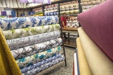 Sao Paulo, Brezilya, Şubat 08, 2011: renkli tekstil yığınları ile geleneksel kumaş mağaza içinde insanlar, Mart ayında 25 sokak,. Şehir Merkezi Sao Paulo