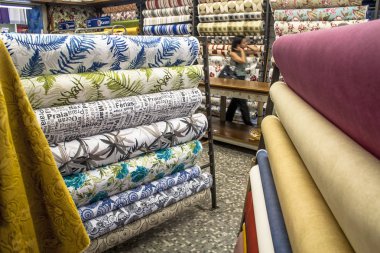 Sao Paulo, Brezilya, Şubat 08, 2011: renkli tekstil yığınları ile geleneksel kumaş mağaza içinde insanlar, Mart ayında 25 sokak,. Şehir Merkezi Sao Paulo