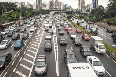 Sao Paulo, Brezilya, 21 Şubat 2011. 23 de Maio Avenue trafik sıkışıklığı, yağmurlu bir günde